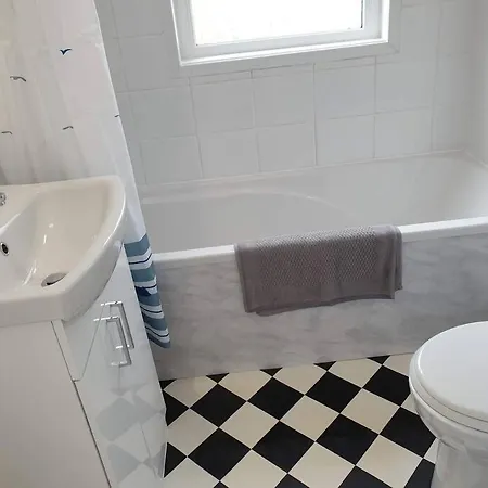 Seagull Escapes - Short Walk To The 스카버러